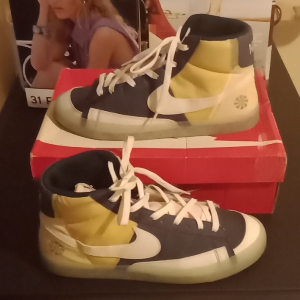 Nike Blazer Mid 77 . ..[ PRE-LOVED ]